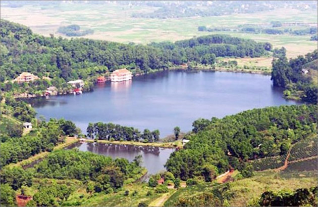 La zone d’éco-tourisme du lac Tiên Sa est située à environ 1,5 km du Parc national de Ba Vi. Le lac s’étend sur environ 200.000 m2 et est entouré de collines verdoyantes. Photo: Trang thông tin du lịch Ba Vì