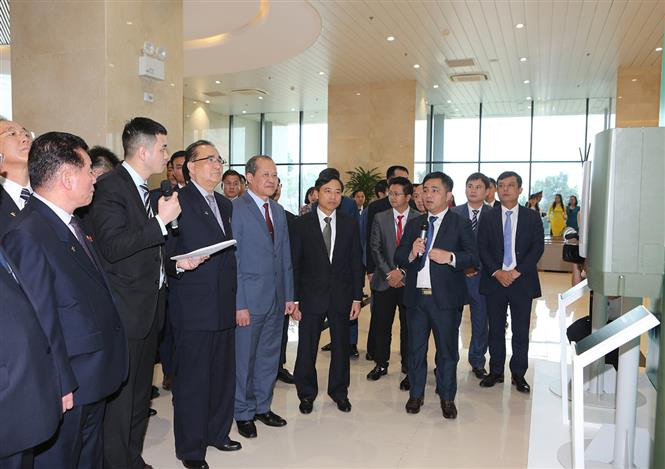 Une délégation de la RPDC s’est rendue jeudi 28 février au complexe de recherche et de production d'équipements civils du groupe de l'industrie et des télécommunications de l'Armée (Viettel), à Hanoï.