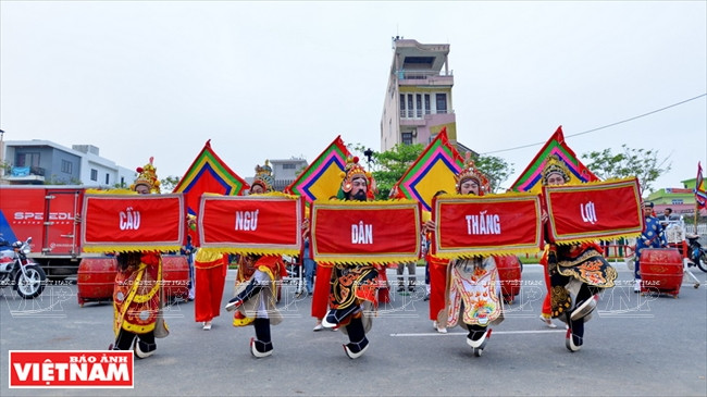 Dans la pensée populaire, la baleine est une créature des mers sacrée. Elle fait souvent son apparition pour aider et sauver les gens en difficulté au large. Durant cette fête qui est un culte de la baleine, l'on prie pour une météo clémente, une bonne pêche et la prospérité.
