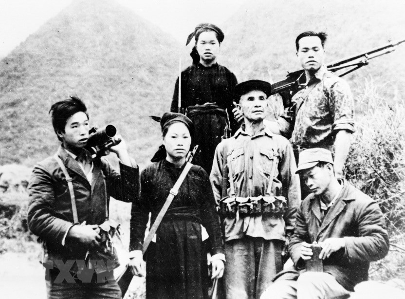 Luc Van Vinh, du district de Trung Khanh, dans la province de Cao Bang, et ses cinq enfants, ont rejoint les forces armées dans la lutte pour protéger la souveraineté nationale.