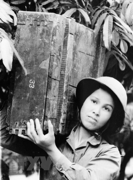 Bui Thi Han, une ouvrière du chantier d’exploitation forestière Huoi Luong, dans la province de Lai Chau, et ses collègues, ont participé au service militaire.