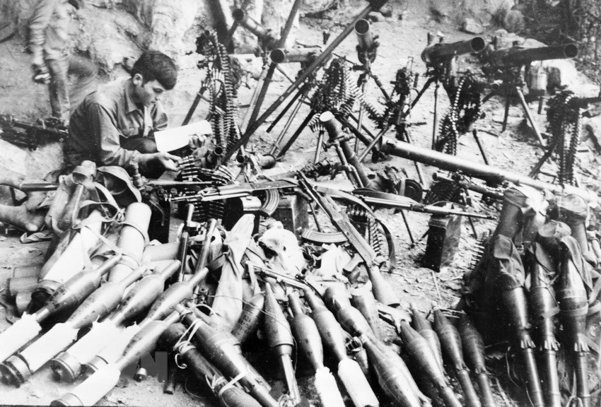 Des armes des ennemies saisies par les forces armées vietnamiennes dans le district de Hoa An, province de Cao Bang, en février 1979.