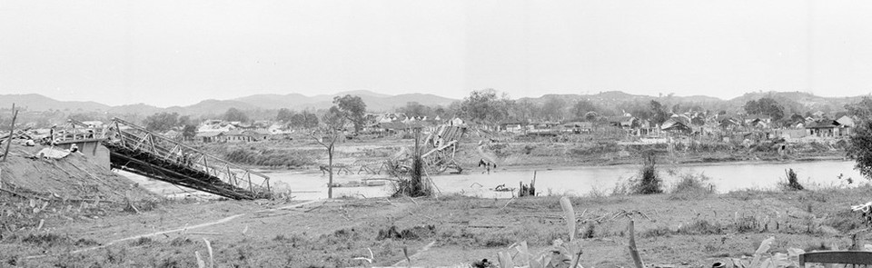 Le pont de Bang Giang et une partie du chef-lieu de Cao Bang détruite par les envahisseurs.
