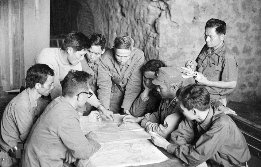 Le commandement du front de Lang Son et le commandant de l'unité 327 dans leur QG, ville de Lang Son.