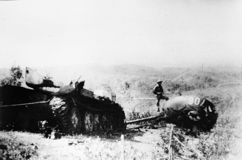 Les tanks des ennemis ont été détruits par les forces armées vietnamiennes à Cao Bang sur le front de la colline Thanh Son, Na Toang, le 19 février 1979.