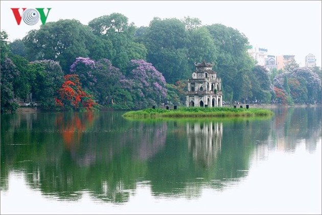 Le lac de l’Épée restituée, avec la Tour de la Tortue, le temple de la Montagne de Jade, le pont de l’Aurore, la tour du Pinceau... Photo: Hà Thành