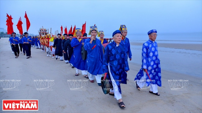 La cérémonie d'accueil de la Baleine se déroule dans la matinée sur la plage Nguyen Tat Thanh, à l’arrondissement de Thanh Khe.