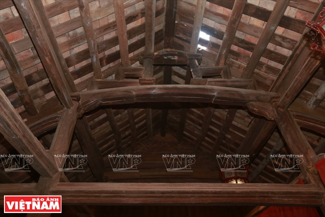 Les matériaux en bois sont utilisés pour la charpente de la maison.