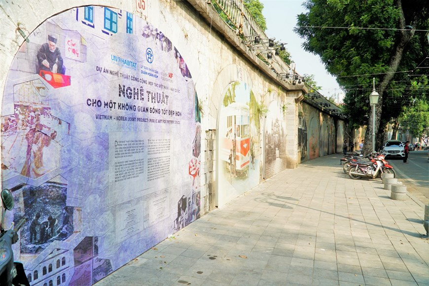 La rue des fresques Phung Hung, une nouvelle destination des Vietnamiens et des étrangers. Photo : Minh Hieu/Vietnam+