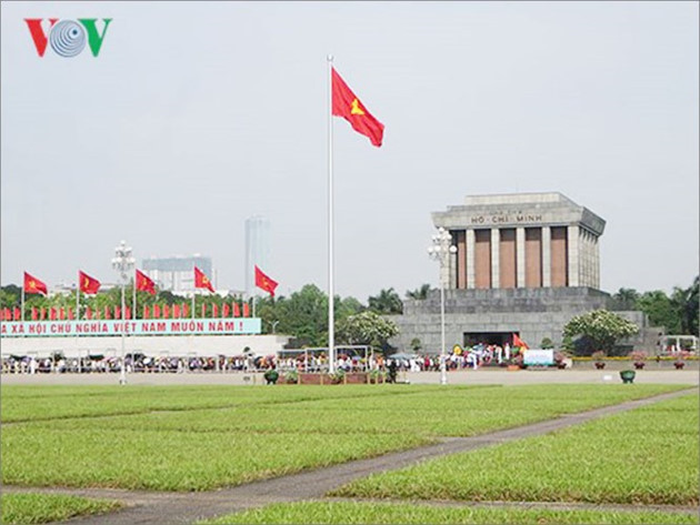 Le mausolée du président Hô Chi Minh est situé place de Ba Dinh. Il s’étend sur 320m de long et 100 m de large, avec 240 carrés d’herbes en face. Photo: Nguyên Nhung - Thùy Dung