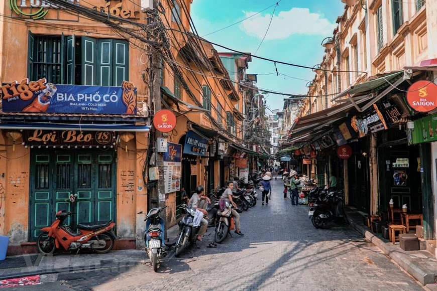 L'ancienne rue Ta Hien captive des touristes étrangers en raison de ses charmants traits architecturaux et culturels. Photo : Minh Hieu/Vietnam+
