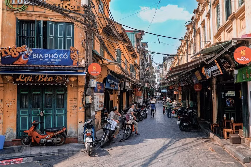 L'ancienne rue Ta Hien captive des touristes étrangers en raison de ses charmants traits architecturaux et culturels. Photo : Minh Hieu/Vietnam+