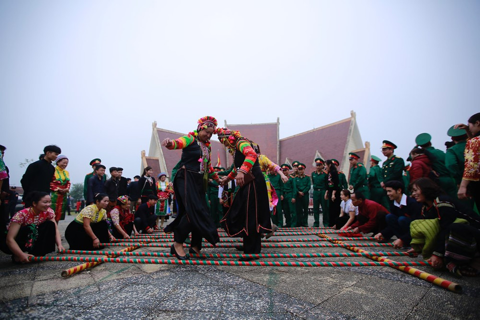 Mua sap ou danse des perches.