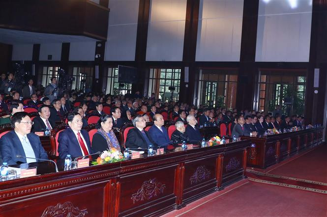 Cette cérémonie de célébration du 40e anniversaire de la victoire de la défense de la frontière du Sud-Ouest et celui du renversement du régime génocidaire de Pol Pot (7 janvier 1979) a eu lieu en présence des dirigeants, des anciens dirigeants du Parti et de l’Etat, des vétérans de guerre.