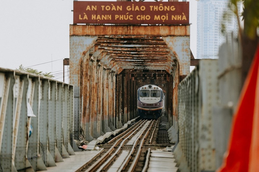 Depuis longtemps, le pont Long Bien attire les jeunes pour prendre des photos. Photo : Minh Hieu/ Vietnam+