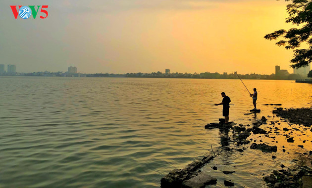 Le lac de l’Ouest, le plus grand lac de Hanoi, est considéré comme le poumon de la capitale. Situé au Nord-Ouest du centre-ville, il s’étend sur plus de 500ha, avec des paysages pittoresques. Photo: My Trà