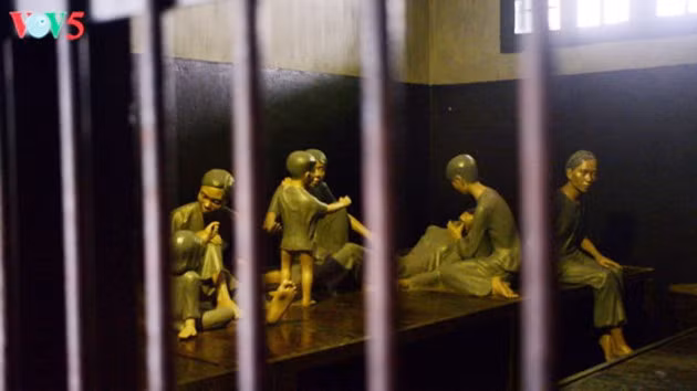 La prison de Hoa Lò, surnommée «l’enfer terrestre», était le lieu où étaient détenus et des révolutionnaires qui subissaient les tortures les plus barbares. Photo: Duc Anh/VOV5