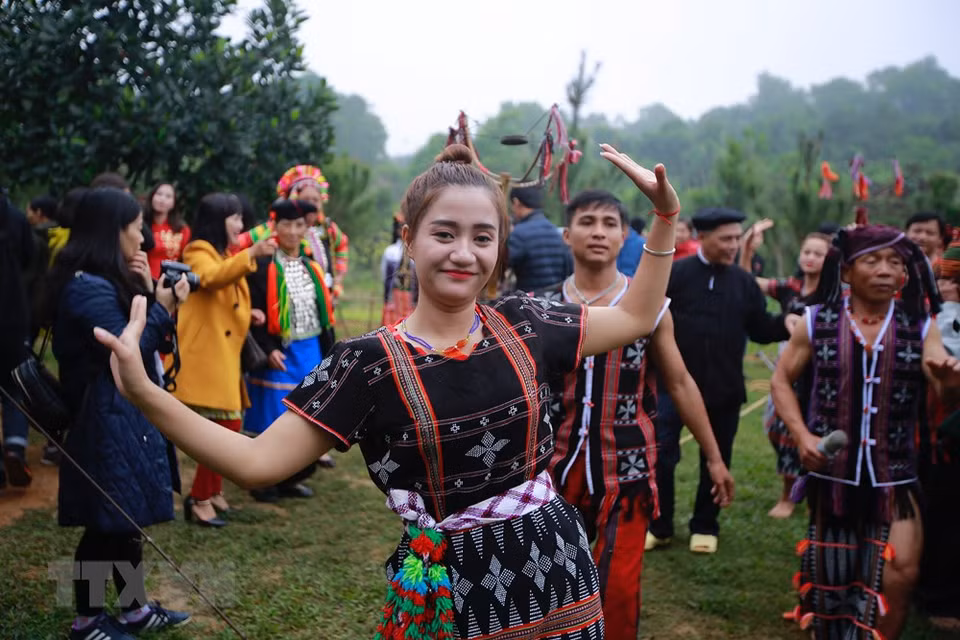 Une danse Tà Ôi présentée lors de la fête.