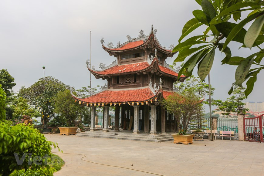 En se promenant au bord du lac de l’Ouest, de loin, des visiteurs peuvent trouver ce nouveau clocher de 3 étages. Photo : Minh Son/ Vietnam+