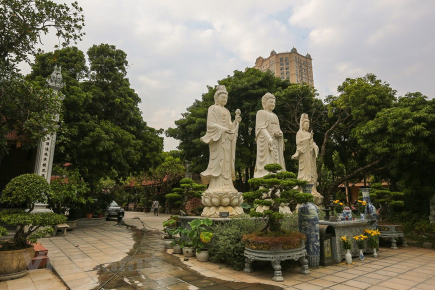 Des statues de Bouddha en pierre blanche dans la pagode Tao Sach. Photo : Minh Son/ Vietnam+