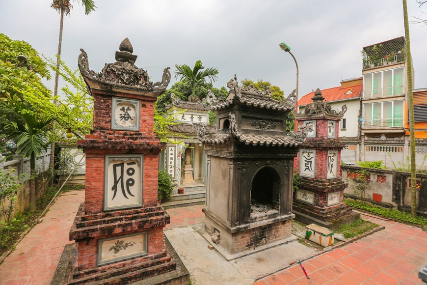 Des tours dans l’enceinte de la pagode. Photo : Minh Son/ Vietnam+.