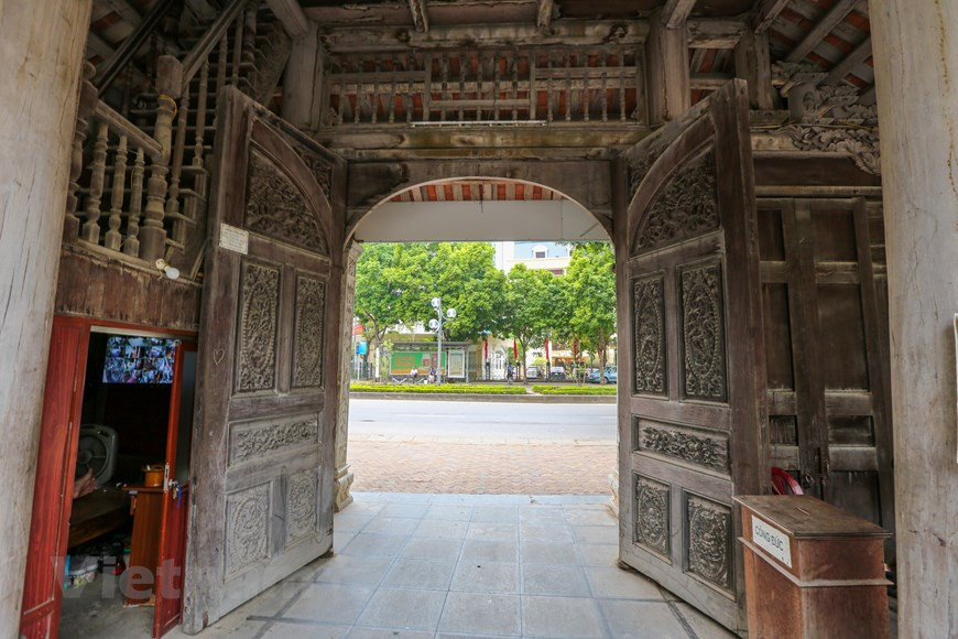 Dans la pagode, il y a 42 sentences parallèles dont 39 en caractère chinoise et 3 en écriture Nom, deux cloches dont une moulée en 1822, 24 stèles dont 12 ont été érigées en 1941. Photo : Minh Son/ Vietnam+