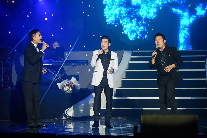 Le trio Tuân Hung (à gauche), Quang Ha et Bang Kiêu apporte au public des performances impressionnates. Photo: VietnamPlus