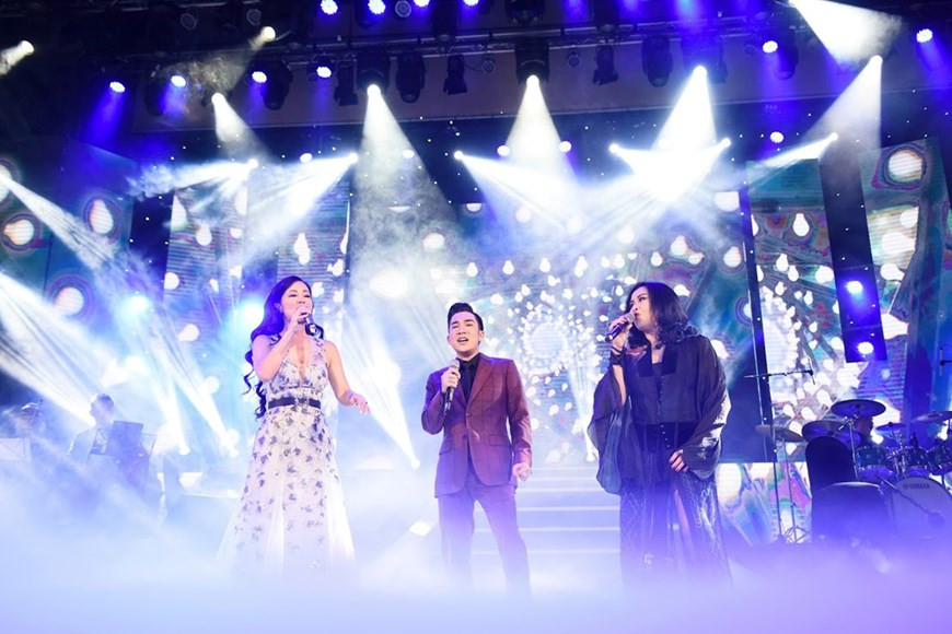 La représentation de ces trois artistes ramène les spectateurs à la nostalgie d'automne de Hanoi. Photo: VietnamPlus