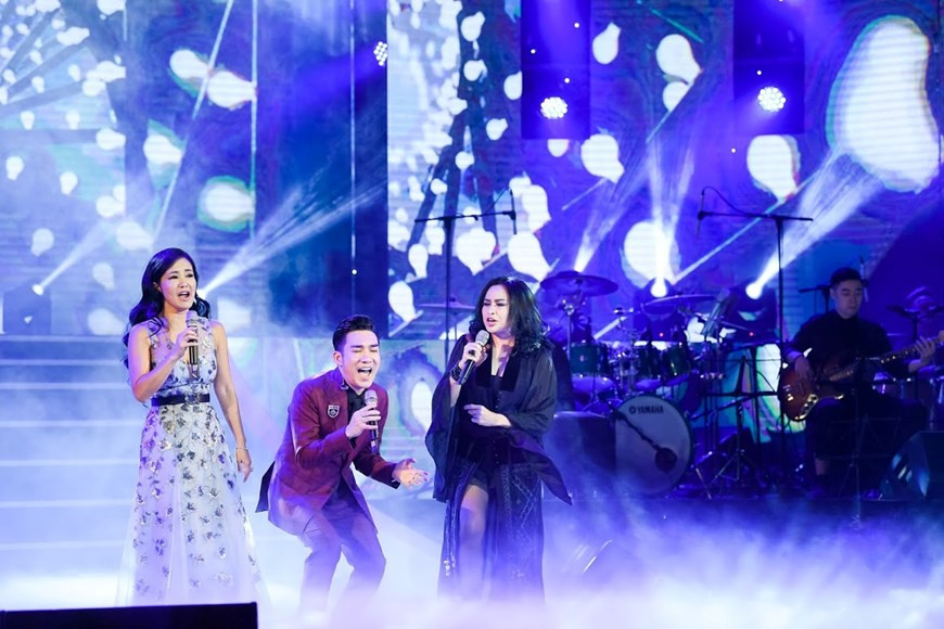 Ces deux divas et le chanteur Quang Ha. Photo: VietnamPlus