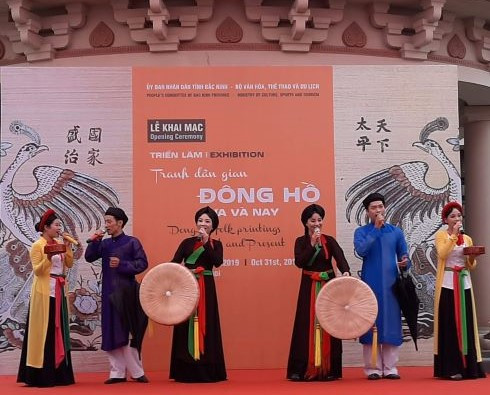 Un spectacle avant l’ouverture de l’exposition. Photo: NDEL