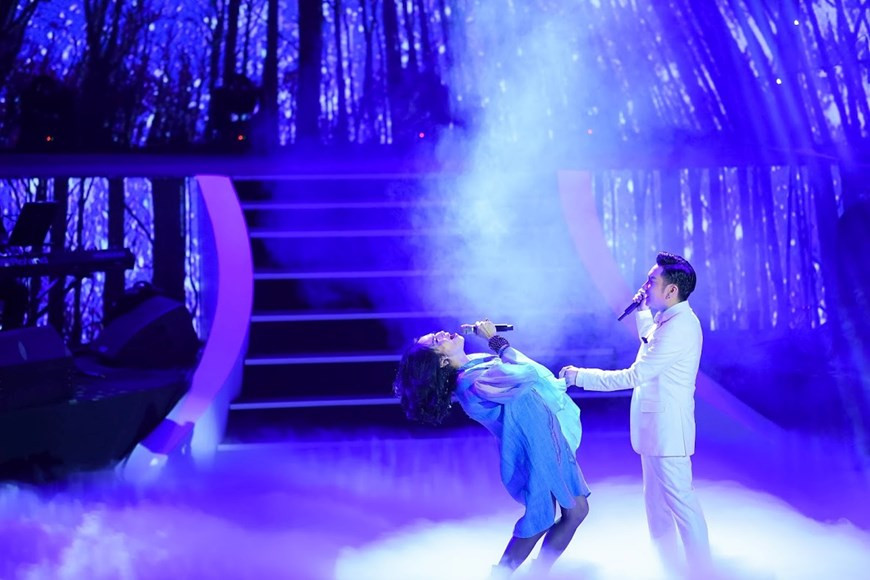Thanh Lam enflamme la scène, quand elle chante en duo avec Quang Ha. Photo: VietnamPlus
