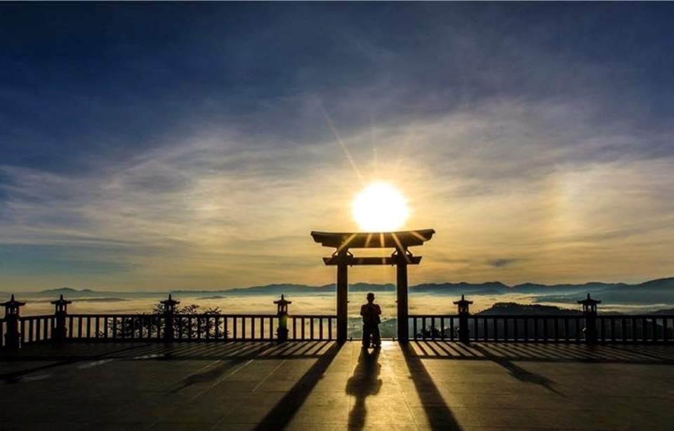 La porte de la pagode Linh Quy Phap An. Photo: Vietnamplus Hanoi (Vnplus) - Des endroits comme le pont d'or à Da Nang, la pagode Linh Quy Phap Ân à Lâm Dông, la grotte de la Danse et la colline de l'ananas à Ninh Binh, la pagode Tam Chuc à Ha Nam ... sont vraiment des destinations attrayantes pour les jours fériés de la libération du Sud et de la réunification nationale (30 avril) et la Fête du travail (1er mai).