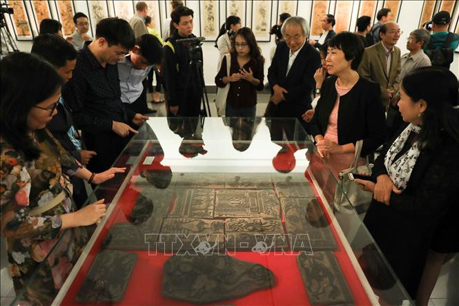 Elle expose une centaine d’objets tels que planches de bois, papier traditionnel ainsi que collections précieuses créées il y a près d’un siècle et collections plus contemporaines. photo: VNA
