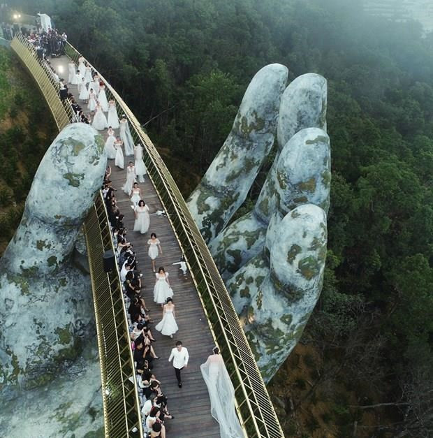 Ce pont est devenu un lieu où des événements artistiques ont lieu. Photo: Vietnamplus On peut dire que le pont d'Or est une nouvelle "merveille" exceptionnelle du tourisme au Vietnam. La grotte de la Danse (Hang Mua) La grotte de Mua, dans la commune de Ninh Xuân, district de Hoa Lu, province de Ninh Binh (Nord), a été très appréciée des visiteurs nationaux et étrangers en raison du paysage pittoresque vu de son sommet.