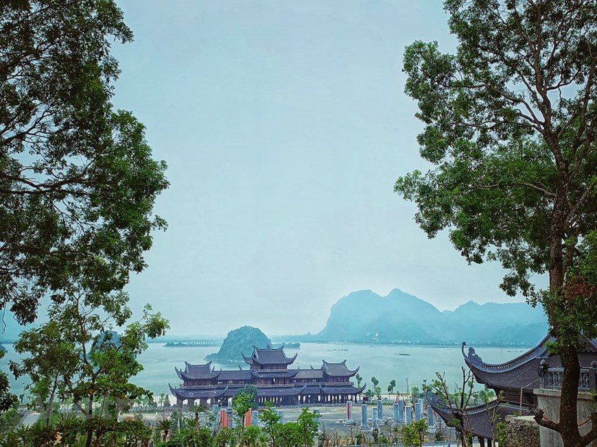 La pagode Tam Chuc est entourée de lacs et de montages. Photo: Vietnamplus