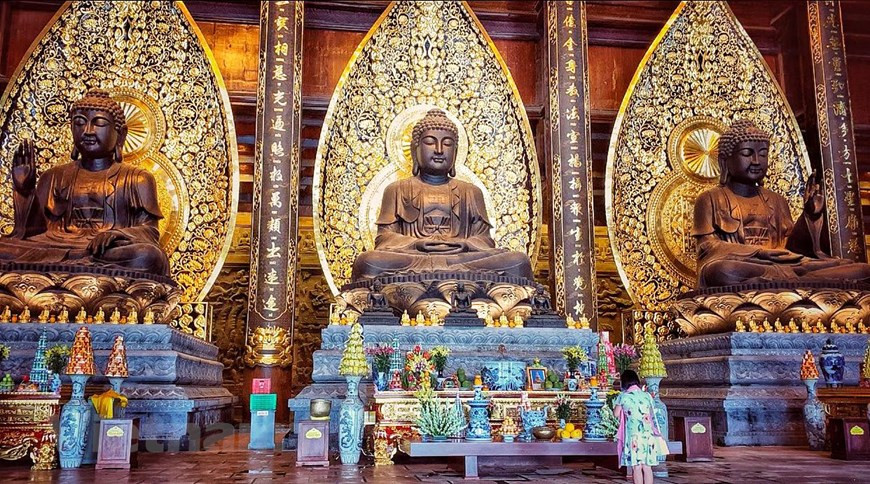 Trois statues colossales de Bouddha en bronze noir représentant le passé, le présent et le futur dans le Dien Tam The, et pesant chacune plus de 100 tonnes. Photo: Vietnamplus