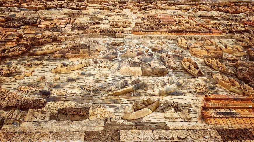 Les murs de la pagode sont décorés de 12.000 bas-reliefs en roche volcanique représentant l’histoire de Siddhartha Gautama avant et après son Éveil et son accession au statut de Bouddha. Photo: Vietnamplus 