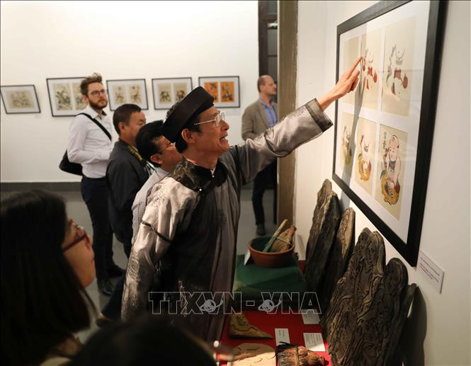 Des visiteurs à l'exposition. Photo: VNA