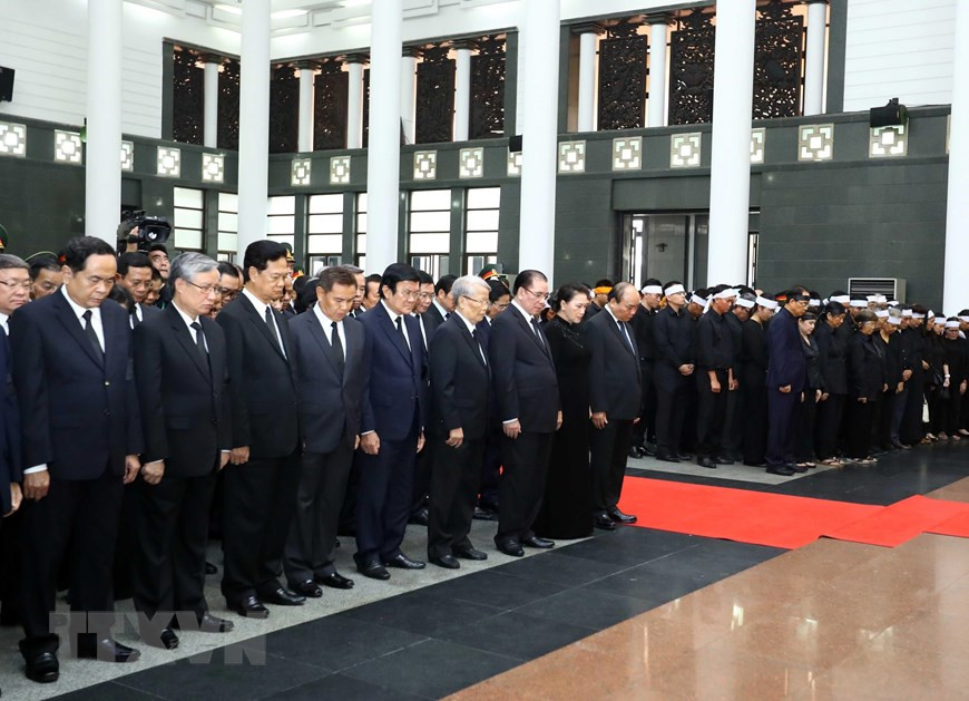 Les dirigeants, anciens dirigeants du Parti, de l'Etat, du gouvernement, de l'Assemblée nationale et la famille de l’ancien président Lê Duc Anh à la cérémonie commémorative à la mémoire du général Lê Duc Anh.