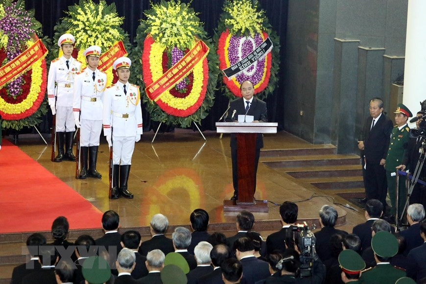 Le Premier ministre Nguyên Xuân Phuc lit l’oraison funèbre.