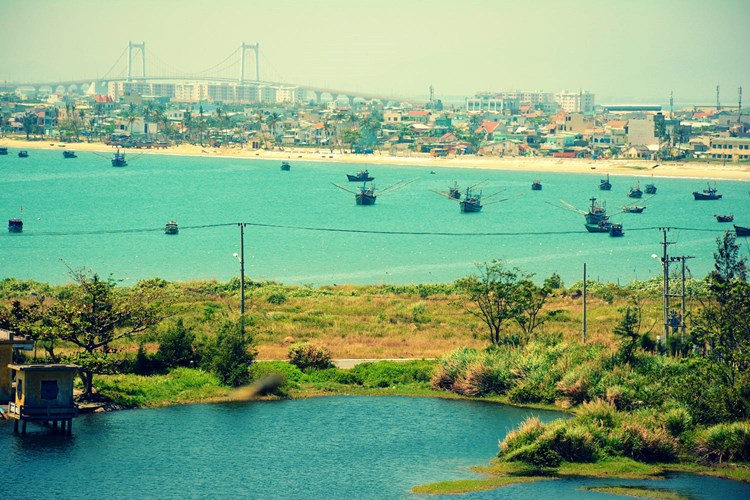 Bateaux de pêche en baie de Da Nang.