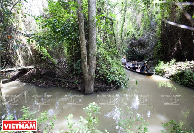 Le site se visite en barque.