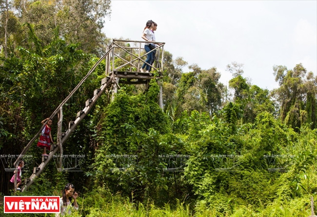 Touriste sur un belvédère d’où il peut embarrasser d'un seul regard l'ensemble du site.