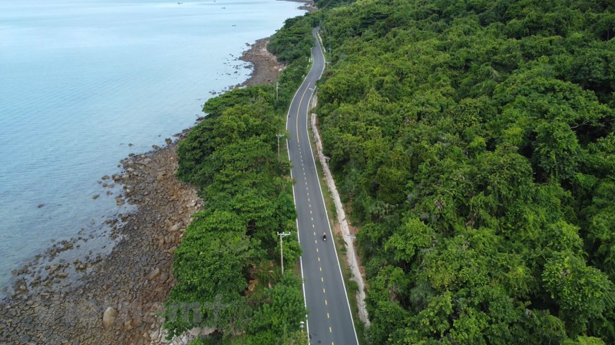 À Côn Sơn, conduire un scooter est un passe-temps préféré des habitants locaux. Les motocyclistes conduisent le long de la route côtière à un rythme tranquille pour admirer la vue panoramique sur l'océan Pacifique. Il existe de nombreux points de vue tentants le long de la route, mais la vue la plus époustouflante est celle du cap Chim Chim (“Mũi Chim Chim” en vietnamien). Le nom "Chim Chim" dérive du fait que de la vue aérienne, le cap ressemble à des pattes d'oiseau. Même les habitants se rassemblent ici pour regarder le coucher du soleil ou pour observer les étoiles la nuit. Photo: VietnamPlus