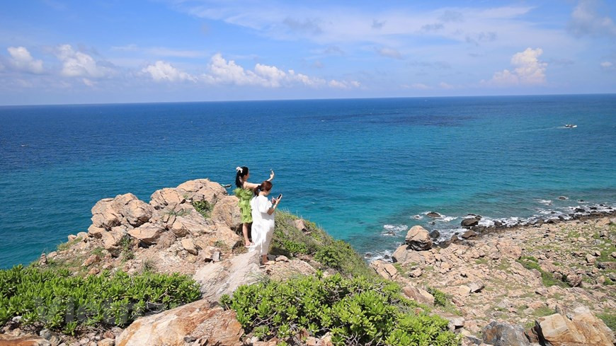 Les 16 îles et îlots de Côn Dao offrent un paysage grandiose et une grande diversité biologique. La plus grande partie de l’archipel de Côn Dao a été classé parc national, réparti entre terre et mer. S’étendant sur une surface de près de 40.000 hectares, le parc national de Con Dao se distingue par son écosystème extrêmement varié. On y a recensé quelques 130 espèces animales, dont plusieurs espèces endémiques, 800 espèces végétales, 1.300 espèces marines et une variété exceptionnelle de récifs coralliens. Afin de protéger ce patrimoine naturel remarquable mais fragile, l’administration de l’archipel de Côn Dao a décidé de mettre en place des activités écotouristiques rigoureusement encadrées par les rangers du parc. Photo: VietnamPlus