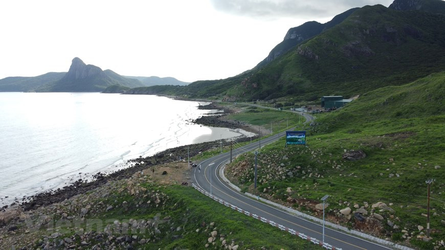 On peut se rendre toute l’année à Côn Dao mais sachez que de mars à septembre il y a de forts risques d’averses surtout de juillet à septembre. Celles-ci sont intenses mais brèves, souvent en fin de journée ou en soirée. Le reste de l’année, le soleil est bien présent mais il peut y avoir de grosses vagues. Les touristes qui souhaitent se rendre à Con Dao devraient choisir un voyage de 4 à 5 jours car le temps change rapidement, les jours de pluie ou d'orage, il ne sera pas possible de participer aux activités maritimes. De plus, les visiteurs peuvent consulter les prévisions météorologiques avant de partir. Photo: VietnamPlus