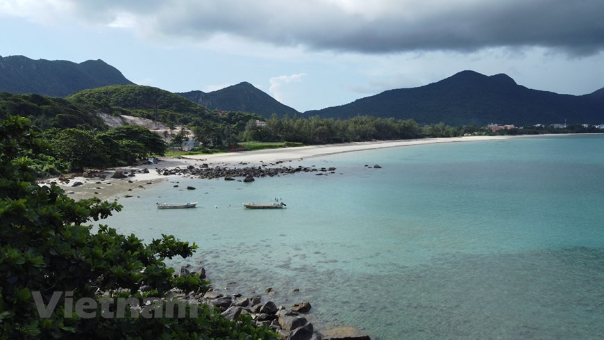 La beauté de Côn Dao a été reconnue à plusieurs reprises par les médias internationaux. Le magazine américain Vogue a classé Côn Dao dans sa liste des neuf îles paradisiaques à visiter dans le monde en 2019. Il l’a qualifié de "destination cachée et de rêve à explorer". En 2017, le magazine australien de guides de voyages Lonely Planet a également classé Côn Dao dans le Top 10 des destinations les plus attrayantes d’Asie, le louant comme un "paradis de forêts denses, d’eaux turquoises et de nombreuses espèces animales spectaculaires". En 2011, le magazine touristique américain Travel+Leisure a déclaré que Côn Dao était "l’une des îles les plus mystérieuses au monde". Photo: VietnamPlus