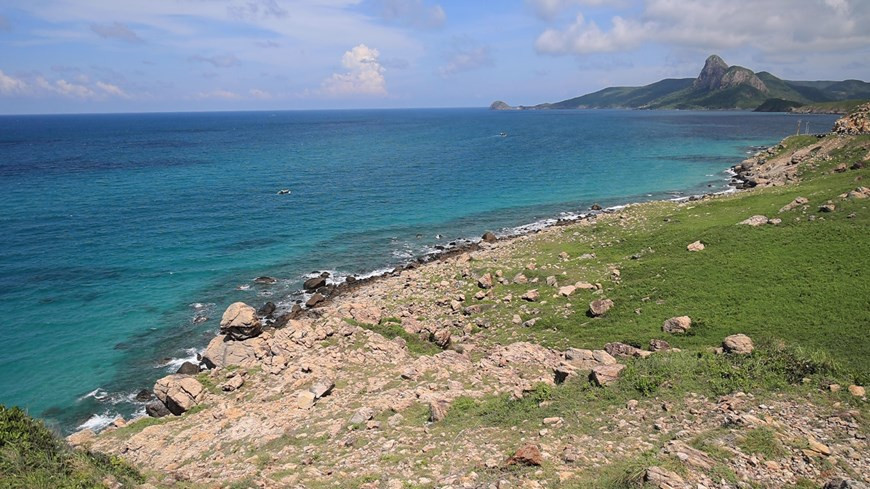  Côn Dao fut le siège d'une colonie pénitentiaire redoutée pendant l'occupation française. Longtemps ignorées, les beautés de Côn Dao n'ont été présentées au public qu'au milieu des années 1990 où l'archipel est transformé en lieu touristique. Avec un cadre naturel sauvage, une grande biodiversité ainsi que des vestiges historiques et culturels importants, cet endroit a tout pour séduire les amoureux de nature et d’histoire. Baignade dans les eaux limpides, bronzage sur le sable blanc, plongée pour découvrir le monde sous-marin, pêche à la ligne à bord d'un bateau, randonnée par monts et par vaux dans la forêt primitive, feu de camps, visite de vestiges historiques, rien ne manque. Photo: VietnamPlus