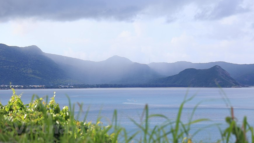 L’île de Côn Dao est un archipel situé au large de la province de Bà Ria-Vung Tàu (Sud) et à 230 km de Hô Chi Minh-Ville. L'archipel composé de 16 îlots d'une superficie totale de 76 km², dont le plus grand est Côn Son, est relié à Hô Chi Minh-Ville par des vols quotidiens d'environ une heure. On peut également s'y rendre par bateau de nuit, au départ de Vung Tàu. Aujourd'hui, Côn Dao est à la fois un vestige historique et un site touristique de rêve où l’on peut pratiquer plongée sous-marine, pêche, excursions en mer, etc. Photo: VietnamPlus