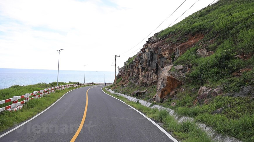 Bien connu pour ses paysages spectaculaires et vierges, Côn Dao possède également une route côtière dans la partie sud de l'île de Côn Son, la plus grande île de l’archipel, qui est devenue de plus en plus populaire auprès des touristes vietnamiens et internationaux. Avec une longueur d'environ 25 km, elle est considérée comme l'une des routes côtières les plus belles et les plus préservées du Vietnam. Offrant des vues fascinantes sur la mer et les îlots vierges de toutes tailles, cette route côtière un rêve pour les passionés d'automobile et de moto, ainsi les amoureux de la nature. Photo: VietnamPlus